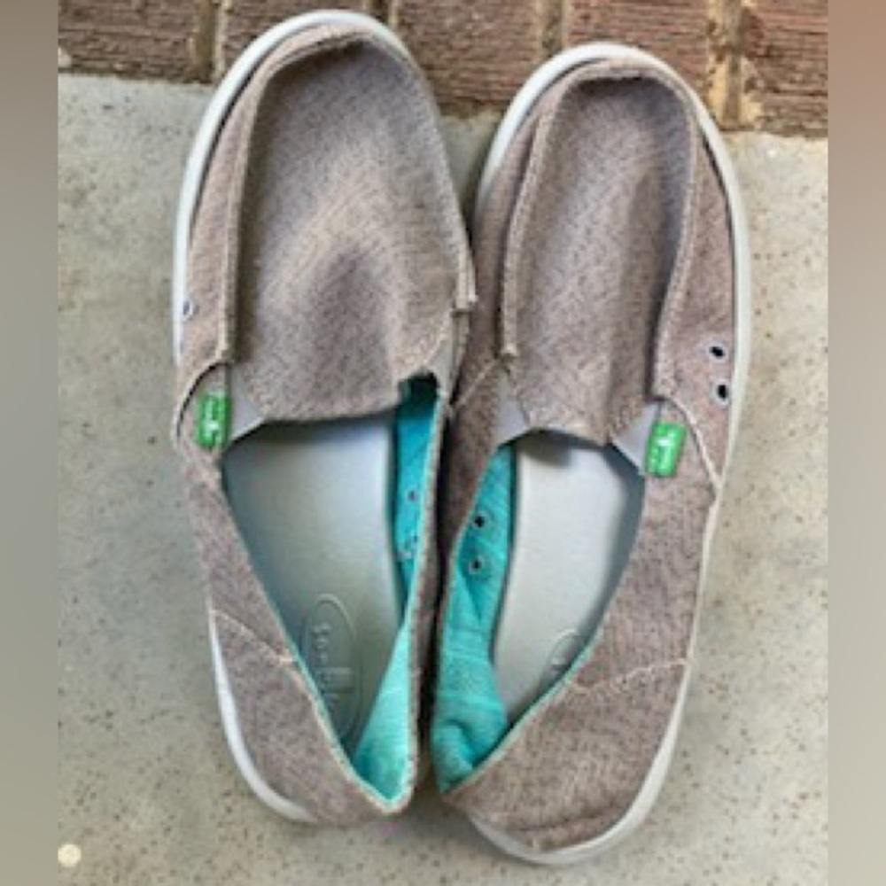 grey and teal sanuks